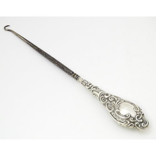 574 - A silver handled button hook, hallmarked Chester 1904. Approx. 10 1/2