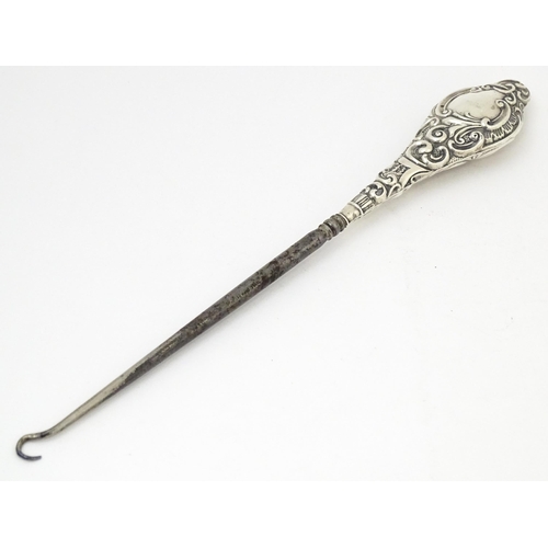 574 - A silver handled button hook, hallmarked Chester 1904. Approx. 10 1/2