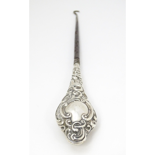 574 - A silver handled button hook, hallmarked Chester 1904. Approx. 10 1/2