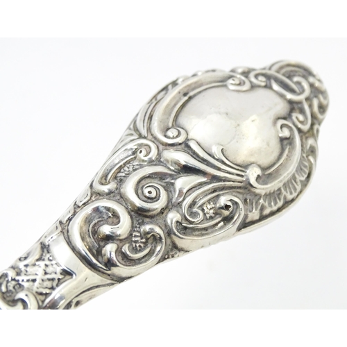 574 - A silver handled button hook, hallmarked Chester 1904. Approx. 10 1/2