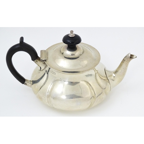 584 - A silver bachelor's teapot hallmarked London 1907, maker Pearce & Sons. Approx. 4