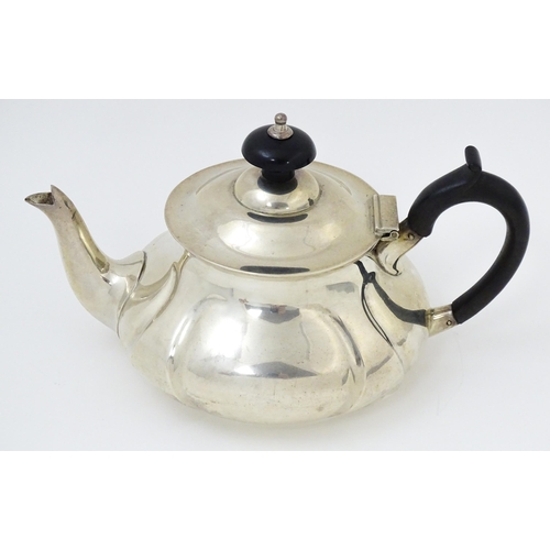 584 - A silver bachelor's teapot hallmarked London 1907, maker Pearce & Sons. Approx. 4