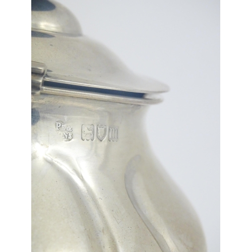 584 - A silver bachelor's teapot hallmarked London 1907, maker Pearce & Sons. Approx. 4