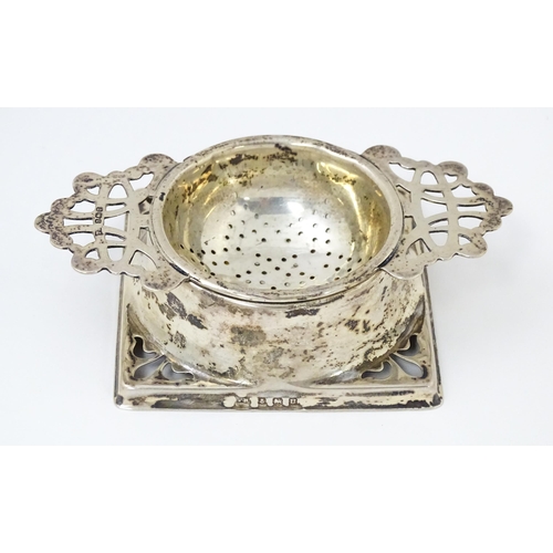 587 - A silver strainer and stand with pierced decoration hallmarked Birmingham 1944, maker Thomas Bishton... 