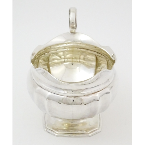 589 - A silver sauce boat hallmarked London 1935 with Jubilee mark, maker Goldsmiths & Silversmiths Co. Lt... 