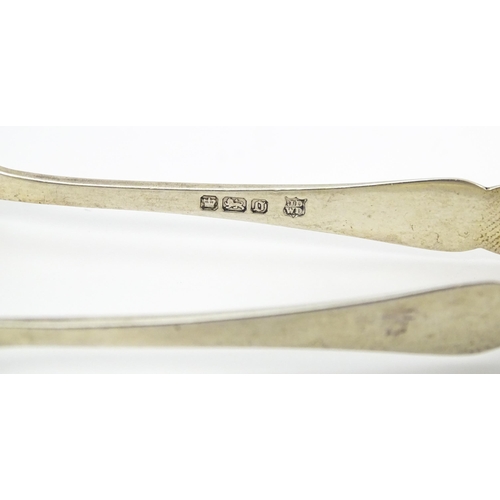 604 - Small silver sugar tongs hallmarked Sheffield 1906, maker James Deakin & Sons. Approx. 3 3/4