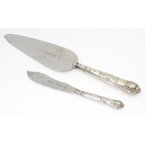 624 - A silver handled Kings pattern butter knife and pie server, hallmarked Sheffield 1975, maker Harriso... 