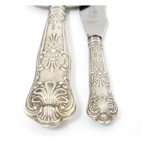 624 - A silver handled Kings pattern butter knife and pie server, hallmarked Sheffield 1975, maker Harriso... 