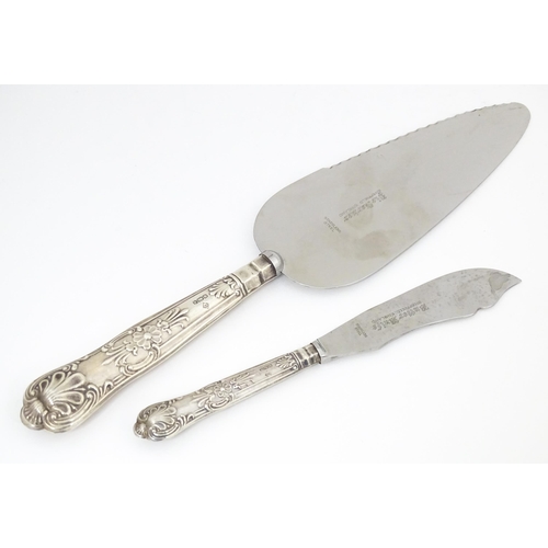 624 - A silver handled Kings pattern butter knife and pie server, hallmarked Sheffield 1975, maker Harriso... 