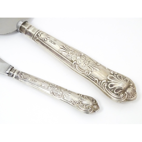 624 - A silver handled Kings pattern butter knife and pie server, hallmarked Sheffield 1975, maker Harriso... 