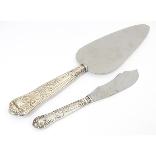 624 - A silver handled Kings pattern butter knife and pie server, hallmarked Sheffield 1975, maker Harriso... 