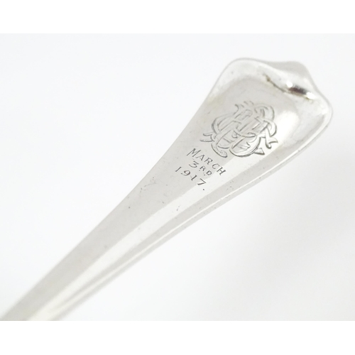 632 - A silver spoon hallmarked Sheffield 1914, maker Pearce & Sons. Approx. 6