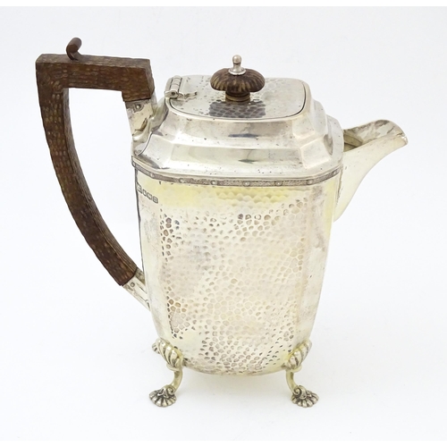 660 - An Art Deco silver coffee pot with hammered decoration, hallmarked Sheffield 1929. Approx. 8 1/4