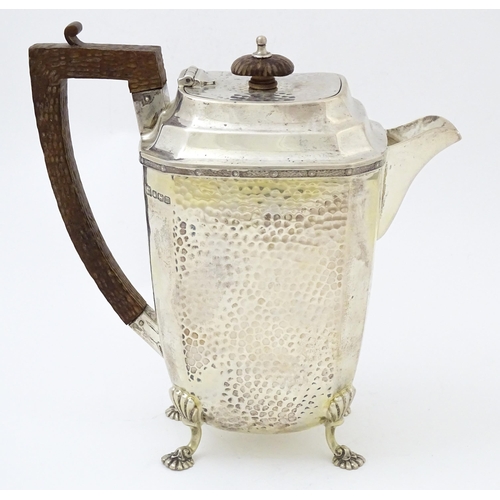 660 - An Art Deco silver coffee pot with hammered decoration, hallmarked Sheffield 1929. Approx. 8 1/4