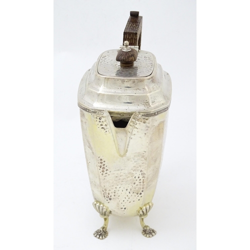 660 - An Art Deco silver coffee pot with hammered decoration, hallmarked Sheffield 1929. Approx. 8 1/4