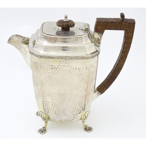 660 - An Art Deco silver coffee pot with hammered decoration, hallmarked Sheffield 1929. Approx. 8 1/4