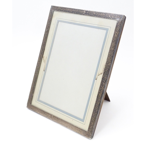 662 - An easel back photograph frame with silver surround, hallmarked Birmingham 1929. Approx. 8 3/4