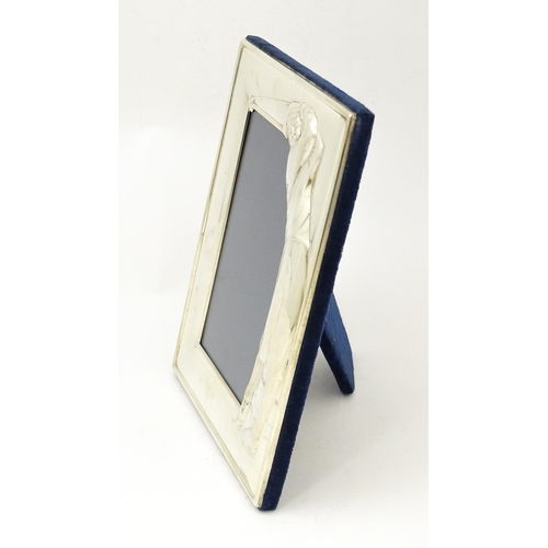 665 - An easel back photograph frame with silver surround with golfer detail, hallmarked Sheffield 2003, m... 