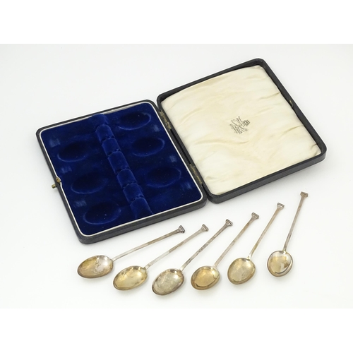 677 - Six silver teaspoons with seal top finials, hallmarked Sheffield 1921 / 1925, maker Cooper Brothers ... 