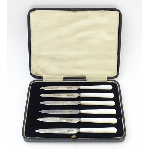 679 - Six silver fruit / tea knives with mother of pearl handles hallmarked Sheffield 1923 / 1927, maker J... 