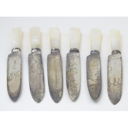 679 - Six silver fruit / tea knives with mother of pearl handles hallmarked Sheffield 1923 / 1927, maker J... 