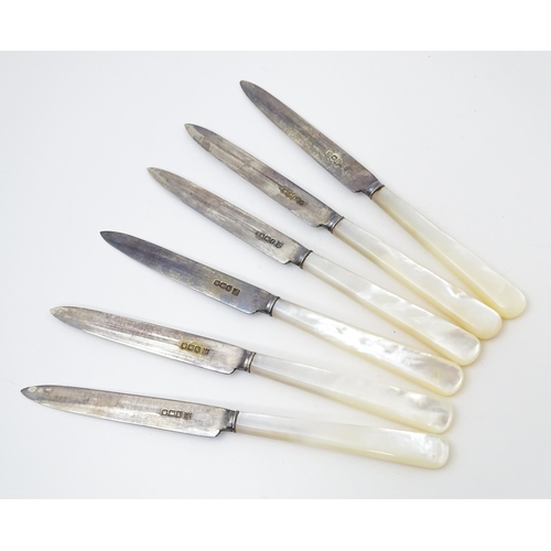 679 - Six silver fruit / tea knives with mother of pearl handles hallmarked Sheffield 1923 / 1927, maker J... 