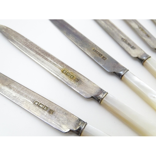 679 - Six silver fruit / tea knives with mother of pearl handles hallmarked Sheffield 1923 / 1927, maker J... 