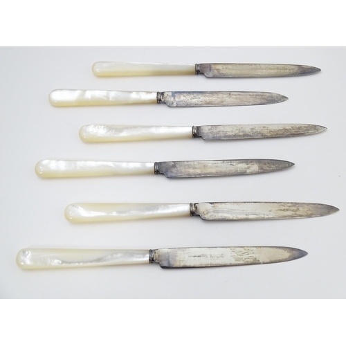 679 - Six silver fruit / tea knives with mother of pearl handles hallmarked Sheffield 1923 / 1927, maker J... 