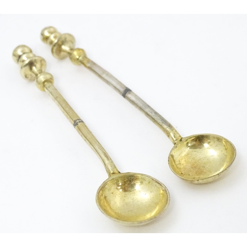 685 - Two Victorian silver gilt salts and spoons hallmarked London 1875 / 1878, maker William Hunter & Son... 