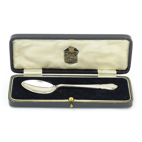 687 - A silver spoon hallmarked Sheffield 1972, maker Joseph Elliot & Sons. Approx. 5 1/2