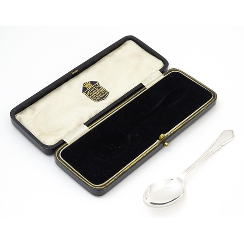 687 - A silver spoon hallmarked Sheffield 1972, maker Joseph Elliot & Sons. Approx. 5 1/2