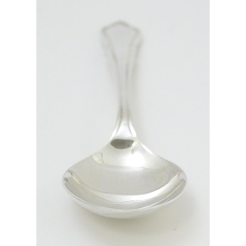 687 - A silver spoon hallmarked Sheffield 1972, maker Joseph Elliot & Sons. Approx. 5 1/2