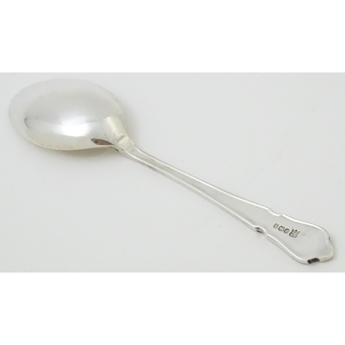 687 - A silver spoon hallmarked Sheffield 1972, maker Joseph Elliot & Sons. Approx. 5 1/2