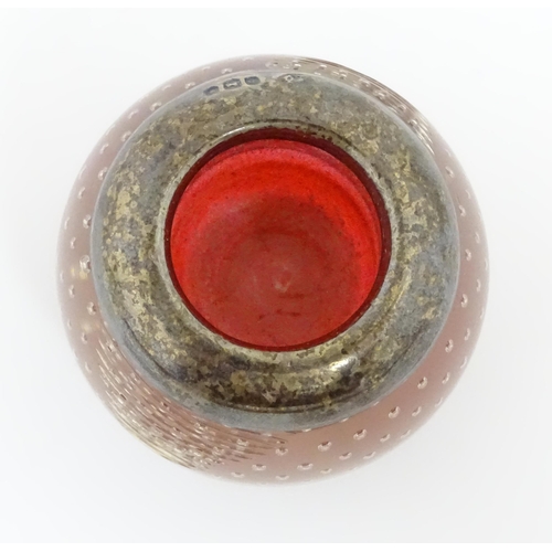 276 - A silver mounted glass match striker / vesta keep with red glass and bubble detail. Hallmarked Londo... 