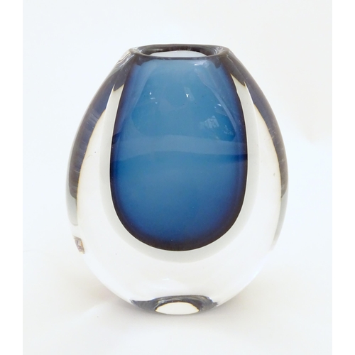 286 - Scandinavian glass : A Swedish glass vase designed by Vicke Lindstrand for Kosta. Approx 6 1/2