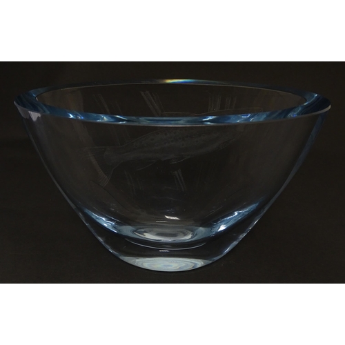 290 - A Scandinavian glass bowl by Strombergshyttan with fish decoration. Signed under. Approx 5 1/4