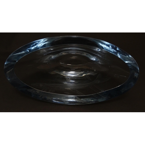 290 - A Scandinavian glass bowl by Strombergshyttan with fish decoration. Signed under. Approx 5 1/4