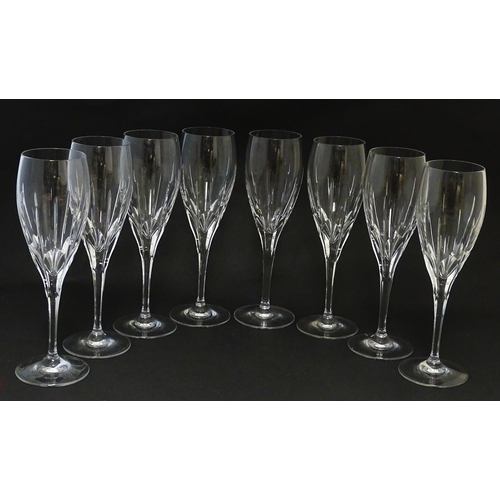 299 - Drinking glasses : 8 champagne flutes and 8 wine glasses. The tallest approx 8 1/2