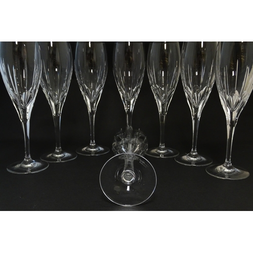 299 - Drinking glasses : 8 champagne flutes and 8 wine glasses. The tallest approx 8 1/2