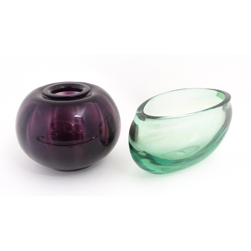 325 - A purple glass bowl in the manner of a tomato vase by W.J Rozendaal. Together with a green studio gl... 