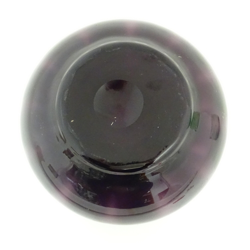 325 - A purple glass bowl in the manner of a tomato vase by W.J Rozendaal. Together with a green studio gl... 