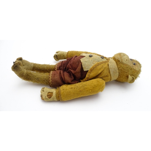 1432 - Toy: An early 20thC mechanical wind up tumbling / tumbler monkey toy with felt face, ears and feet, ... 