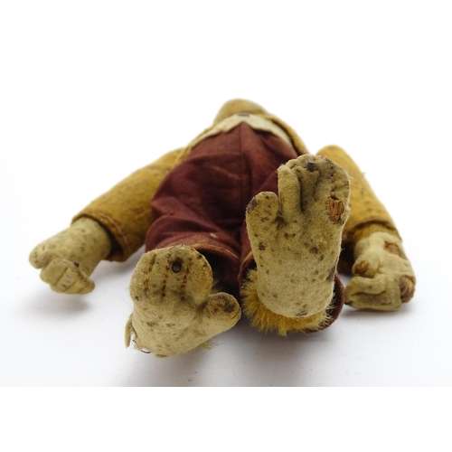 1432 - Toy: An early 20thC mechanical wind up tumbling / tumbler monkey toy with felt face, ears and feet, ... 