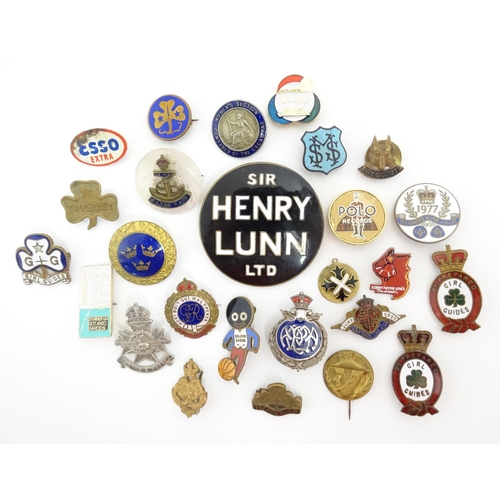 1229 - A quantity of assorted 20thC badges / pins / brooches to include Girl Guides, Boy Scouts, ESSO adver... 