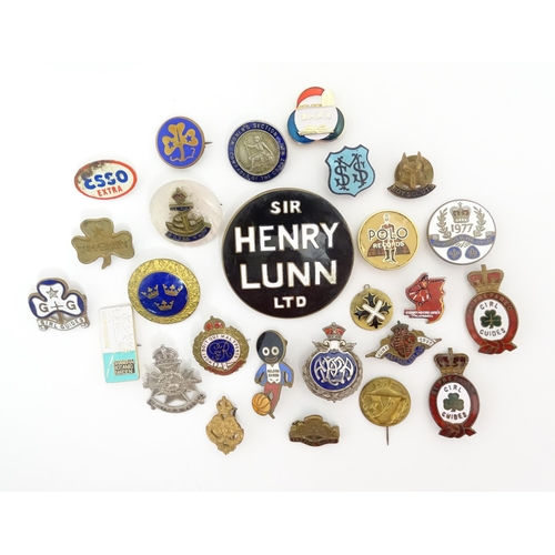 1229 - A quantity of assorted 20thC badges / pins / brooches to include Girl Guides, Boy Scouts, ESSO adver... 