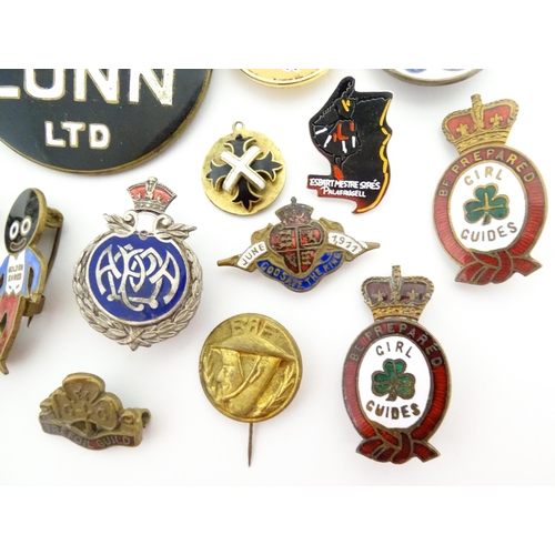 1229 - A quantity of assorted 20thC badges / pins / brooches to include Girl Guides, Boy Scouts, ESSO adver... 