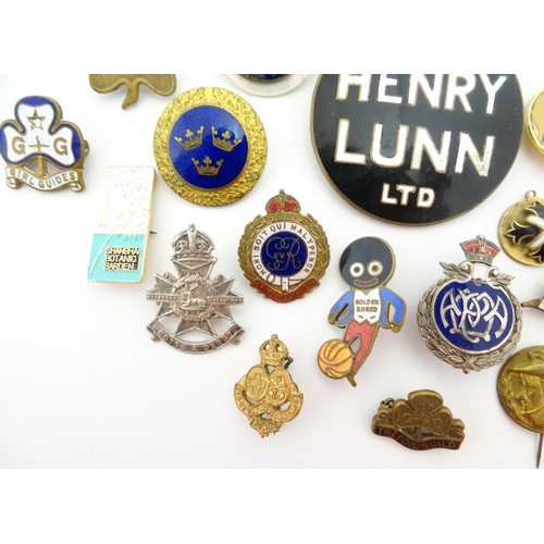 1229 - A quantity of assorted 20thC badges / pins / brooches to include Girl Guides, Boy Scouts, ESSO adver... 