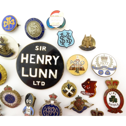 1229 - A quantity of assorted 20thC badges / pins / brooches to include Girl Guides, Boy Scouts, ESSO adver... 