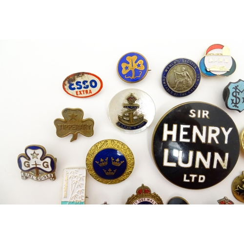 1229 - A quantity of assorted 20thC badges / pins / brooches to include Girl Guides, Boy Scouts, ESSO adver... 