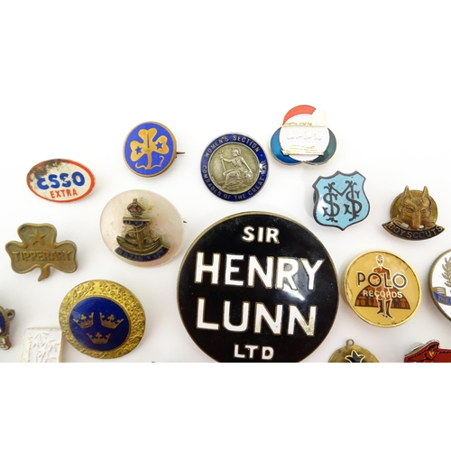 1229 - A quantity of assorted 20thC badges / pins / brooches to include Girl Guides, Boy Scouts, ESSO adver... 